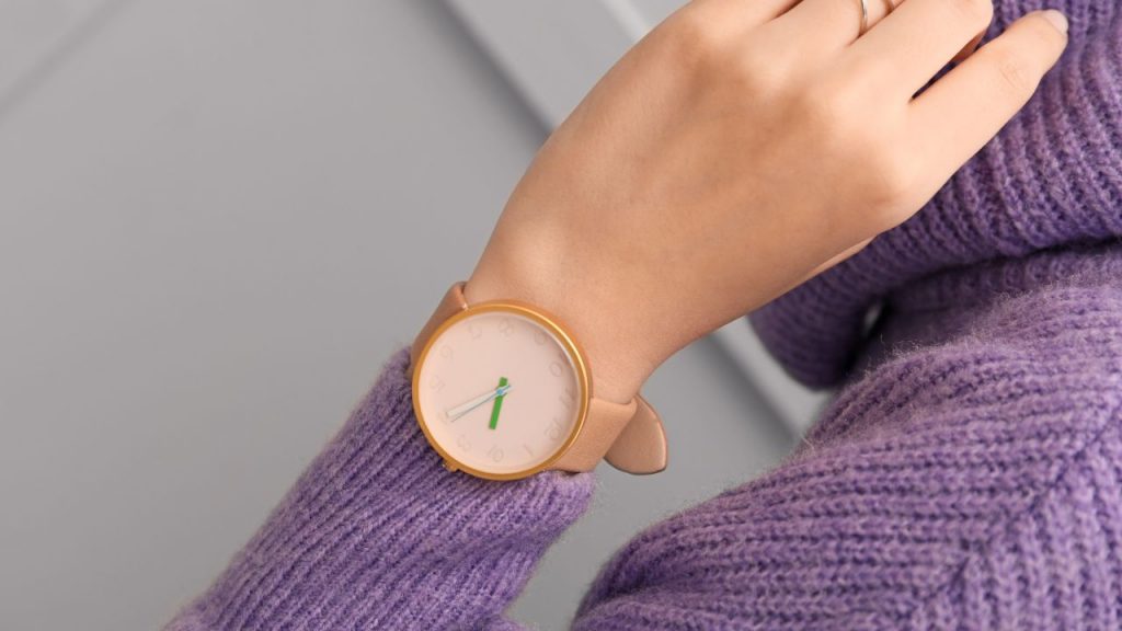 Links oder rechts? Wohin mit der Uhr am Handgelenk? - Tipps für das Tragen von Armbanduhren 2 Frau mit Armbanduhr