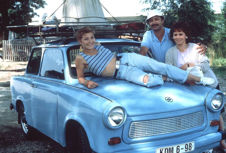 Sächsischer Dialekt und ein Hauch von Ostalgie: Wie Claudia Schmutzler ihre Rolle als Jacqueline in "Go Trabi Go" perfekt umsetzte 2 Jacqueline auf einem Trabant