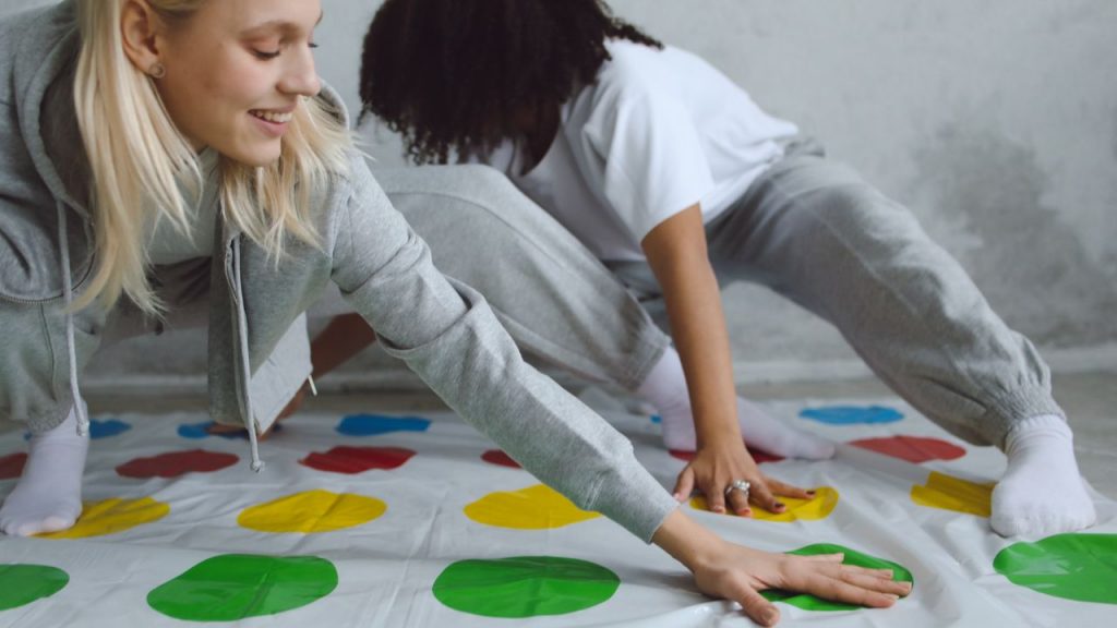 Vom Outfit bis zur Deko: Wie plane ich eine 90er Mottoparty? 4 Twister