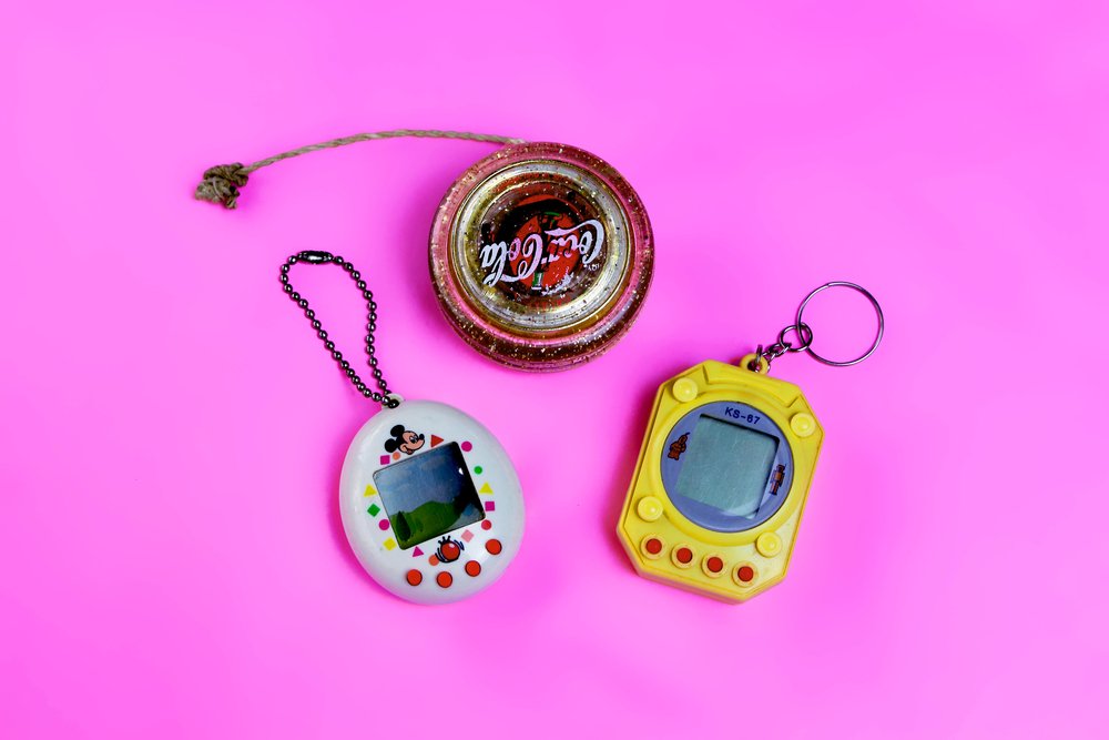 Tamagotchi - das digitale Haustier, das die Herzen der 90er-Jugend eroberte 2 Tamagotchi und Coca-Cola Jojo